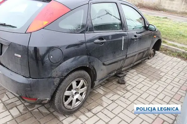 Nastolatkowie ukradli koła z co najmniej 6 aut