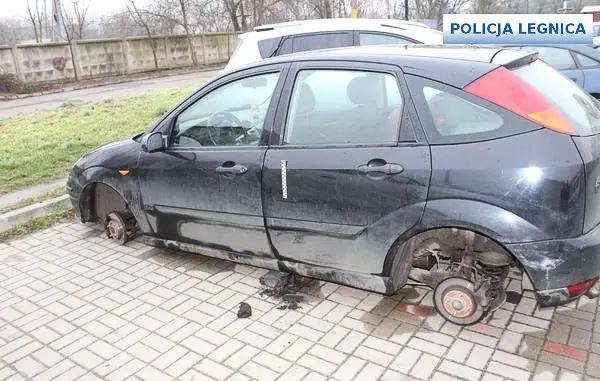 Nastolatkowie ukradli koła z co najmniej 6 aut