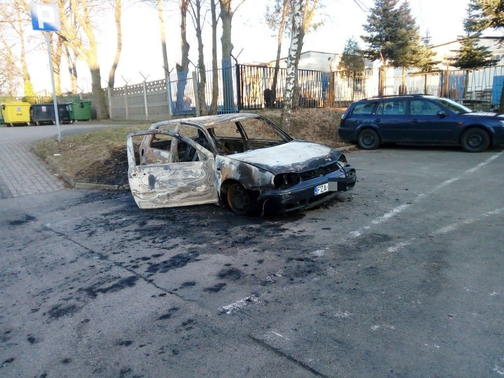 Historia spalonego Golfa. Kiedy auto będzie odholowane na koszt właściciela?