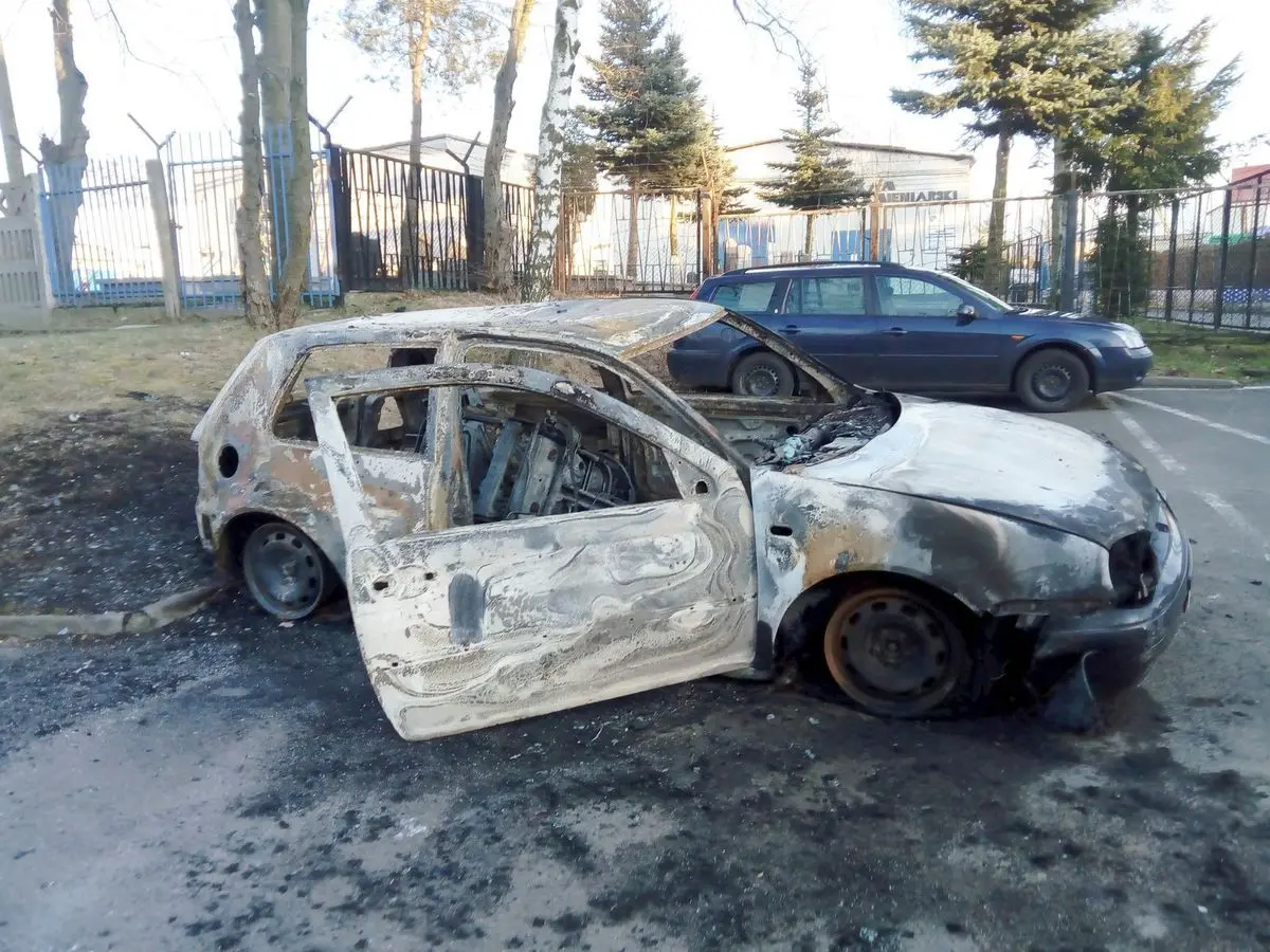 Historia spalonego Golfa. Kiedy auto będzie odholowane na koszt właściciela?