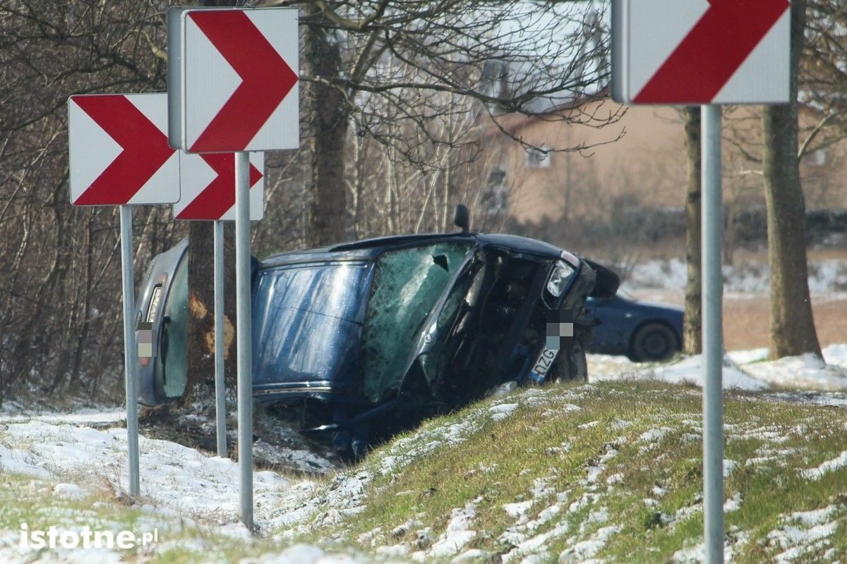 Auto wypadło na zakręcie między Zebrzydową a Czerną