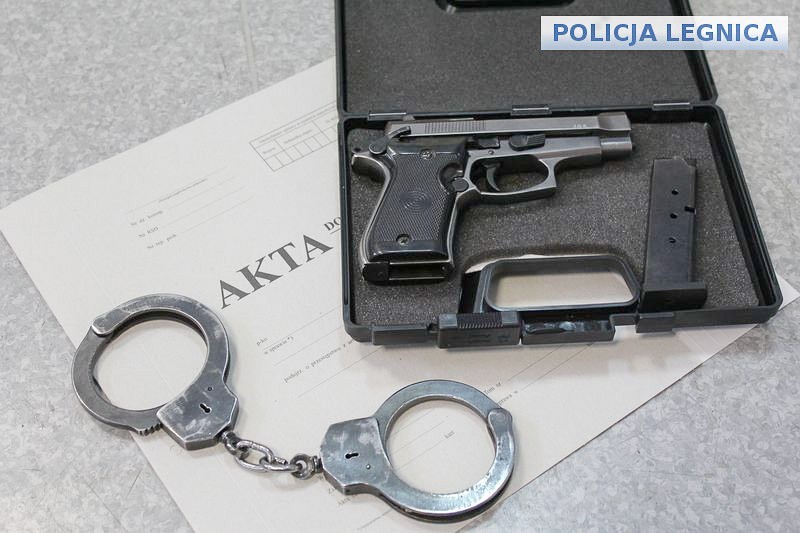 Wpadł z nielegalną bronią, narkotykami i tytoniem