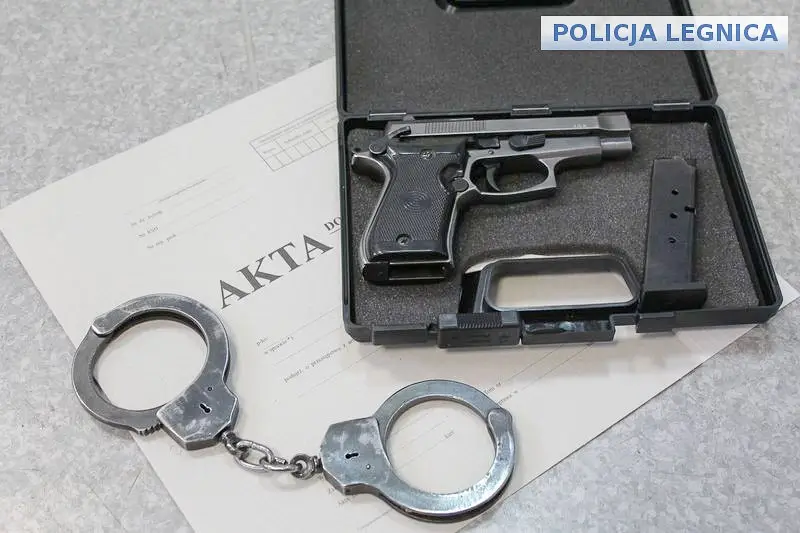 Wpadł z nielegalną bronią, narkotykami i tytoniem