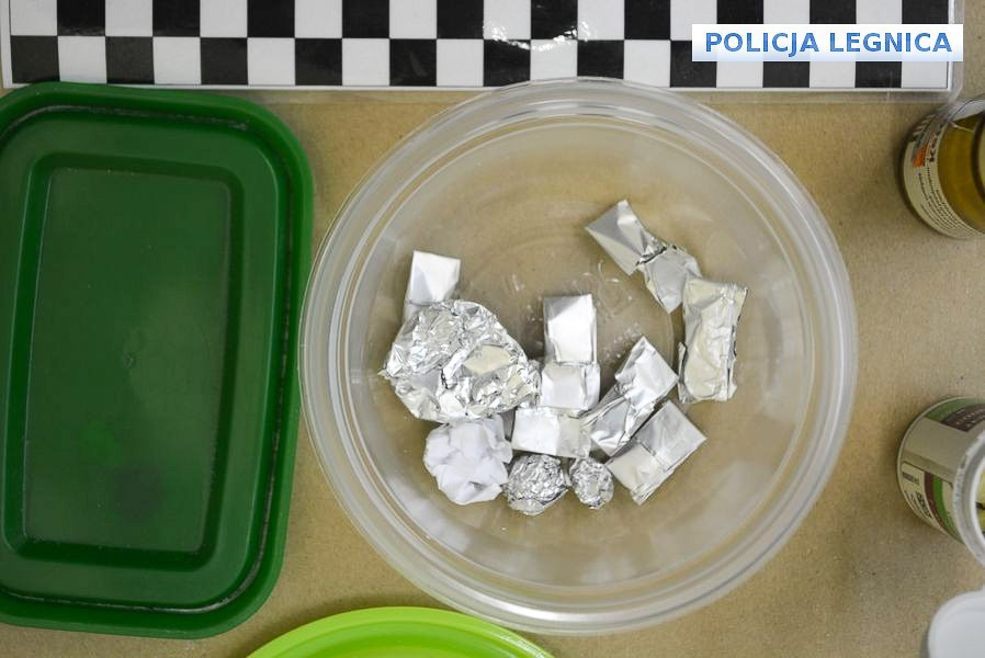 Wpadł z nielegalną bronią, narkotykami i tytoniem