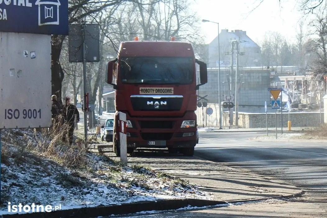Kolizja ciężarowego Mana z osobowym Mercedesem