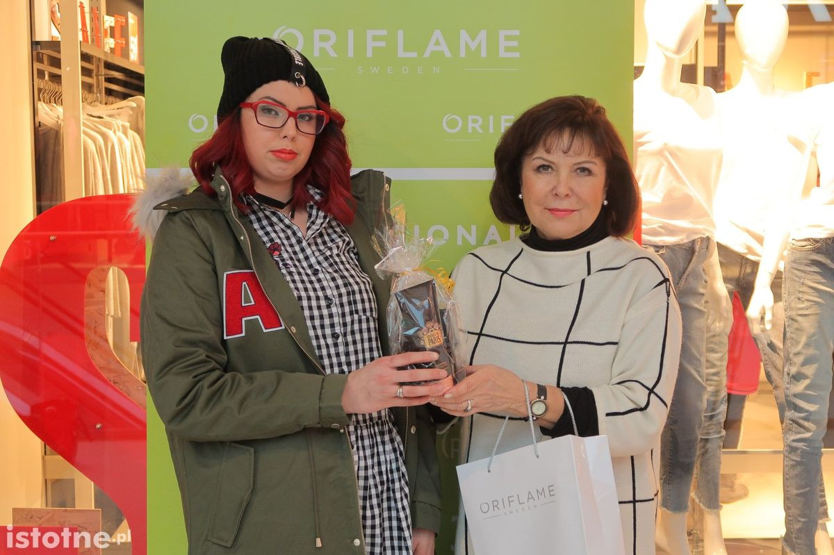 Anika Fiłon z Oriflame wręcza upominki naszej uczestniczce Metamorfoz