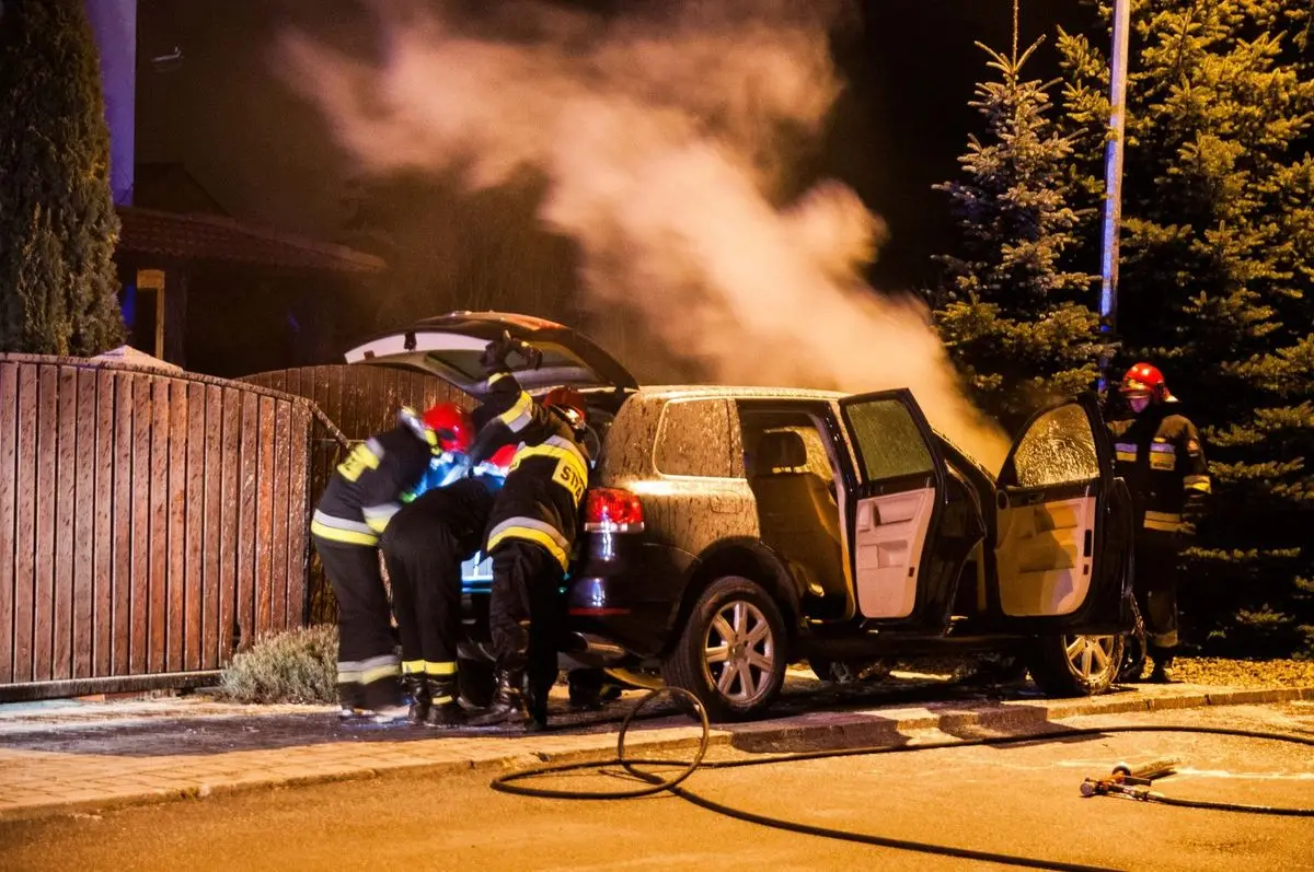 Strażacy gaszą auto przy ul. Czerwonych Maków