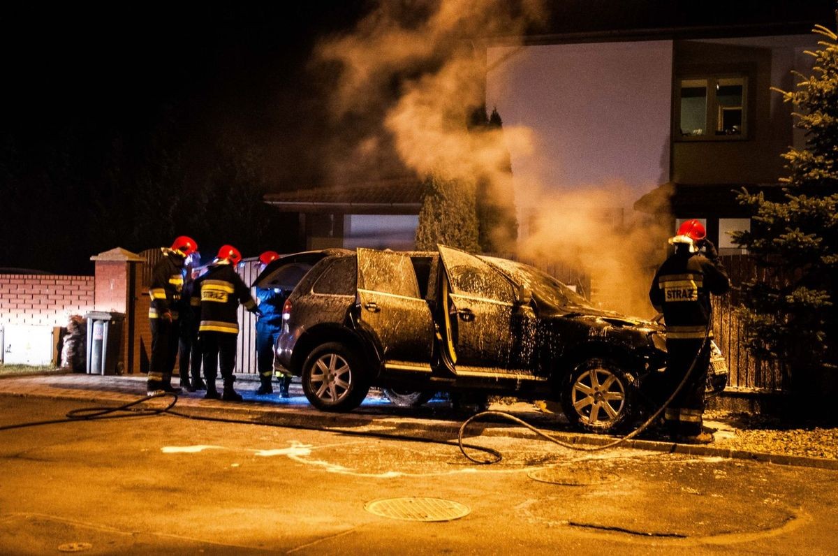 Strażacy gaszą auto przy ul. Czerwonych Maków