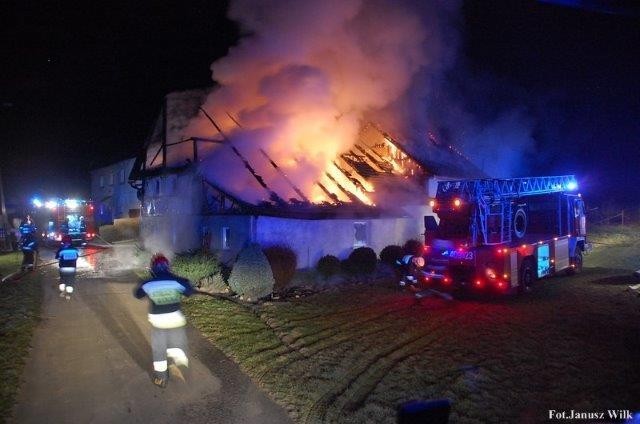 Spłonął budynek w Gościszowie. Długa i trudna noc dla strażaków