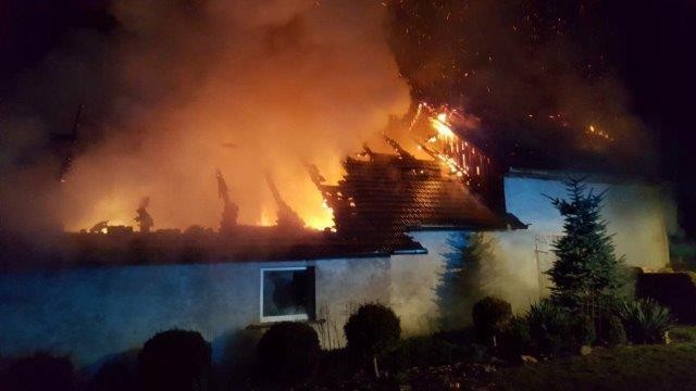 Spłonął budynek w Gościszowie. Długa i trudna noc dla strażaków