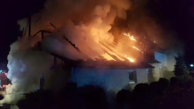 Spłonął budynek w Gościszowie. Długa i trudna noc dla strażaków