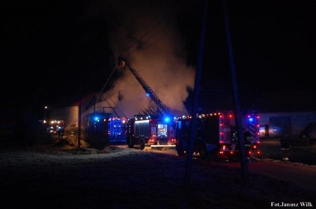 Spłonął budynek w Gościszowie. Długa i trudna noc dla strażaków
