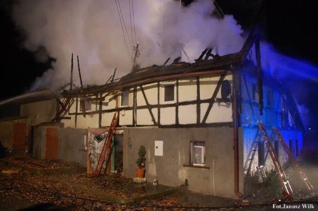 Spłonął budynek w Gościszowie. Długa i trudna noc dla strażaków