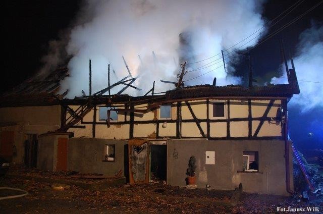 Spłonął budynek w Gościszowie. Długa i trudna noc dla strażaków