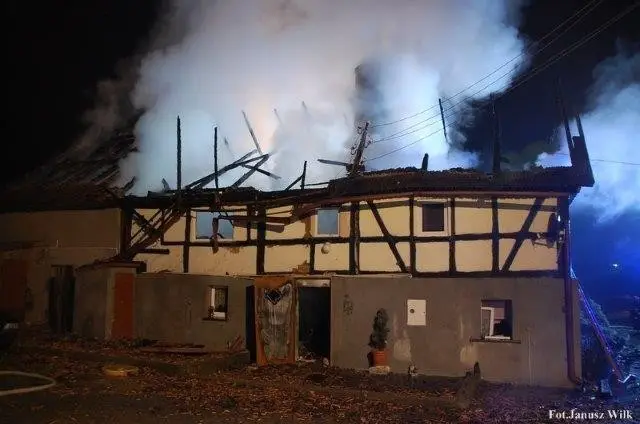 Spłonął budynek w Gościszowie. Długa i trudna noc dla strażaków