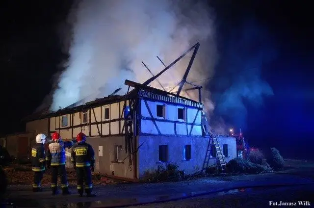 Spłonął budynek w Gościszowie. Długa i trudna noc dla strażaków