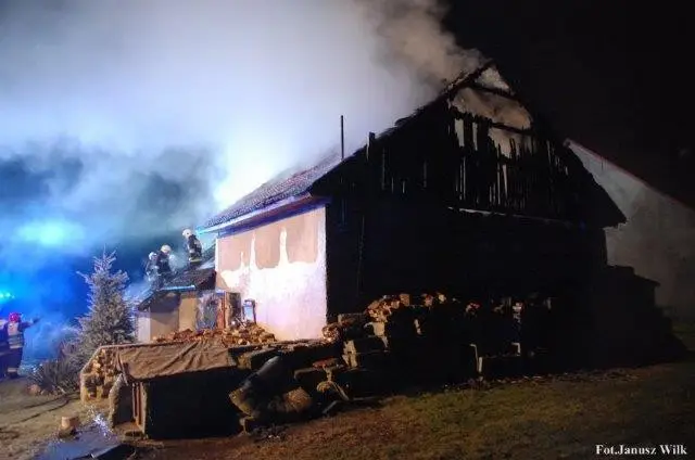 Spłonął budynek w Gościszowie. Długa i trudna noc dla strażaków