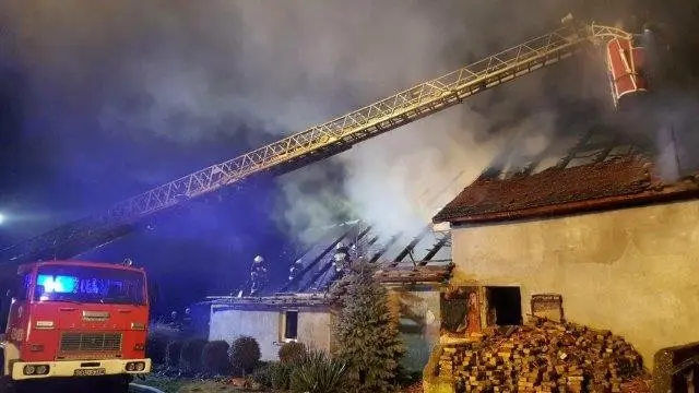 Spłonął budynek w Gościszowie. Długa i trudna noc dla strażaków