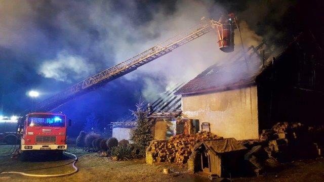 Spłonął budynek w Gościszowie. Długa i trudna noc dla strażaków