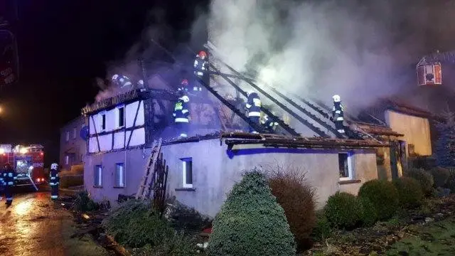 Spłonął budynek w Gościszowie. Długa i trudna noc dla strażaków