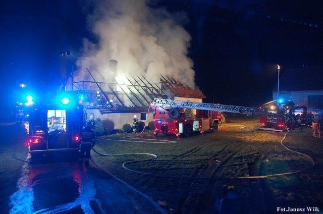 Spłonął budynek w Gościszowie. Długa i trudna noc dla strażaków