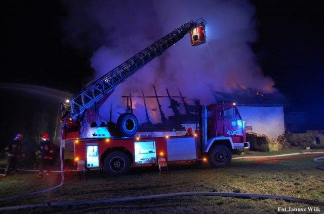 Spłonął budynek w Gościszowie. Długa i trudna noc dla strażaków