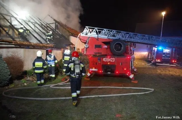 Spłonął budynek w Gościszowie. Długa i trudna noc dla strażaków