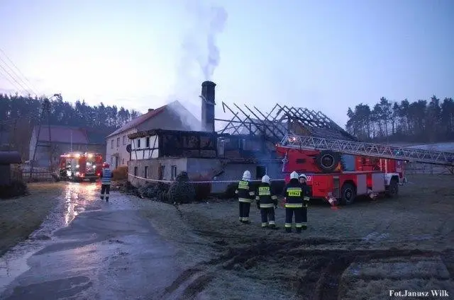 Spłonął budynek w Gościszowie. Długa i trudna noc dla strażaków