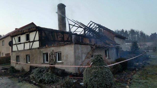 Spłonął budynek w Gościszowie. Długa i trudna noc dla strażaków