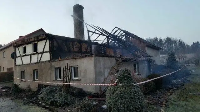 Spłonął budynek w Gościszowie. Długa i trudna noc dla strażaków