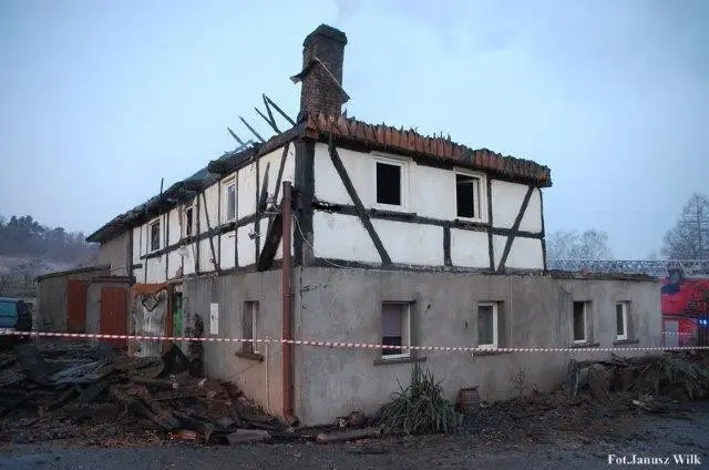 Spłonął budynek w Gościszowie. Długa i trudna noc dla strażaków