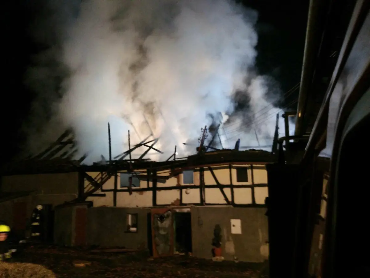 Spłonął budynek w Gościszowie. Długa i trudna noc dla strażaków