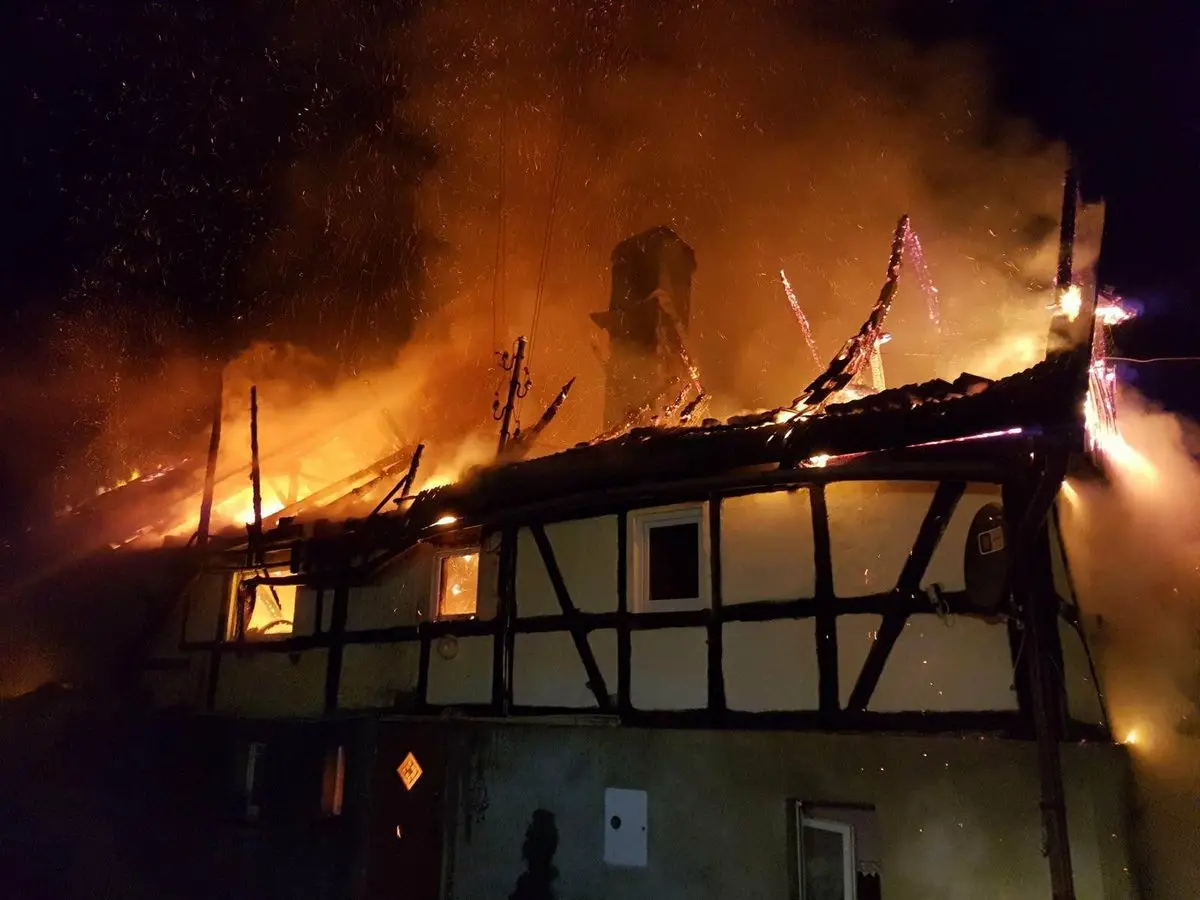 Spłonął budynek w Gościszowie. Długa i trudna noc dla strażaków