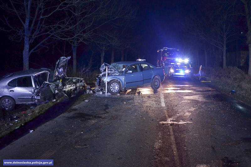 Policjanci gasili płonący pojazd, w którym zakleszczona była 57-letnia kobieta