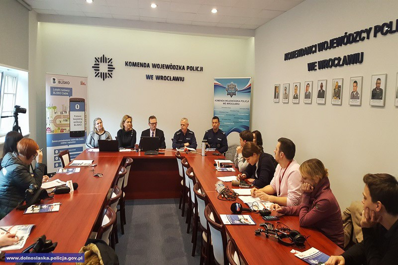 Policyjne ostrzeżenia dla mieszkańców na smartfony. Jest apka BLISKO!