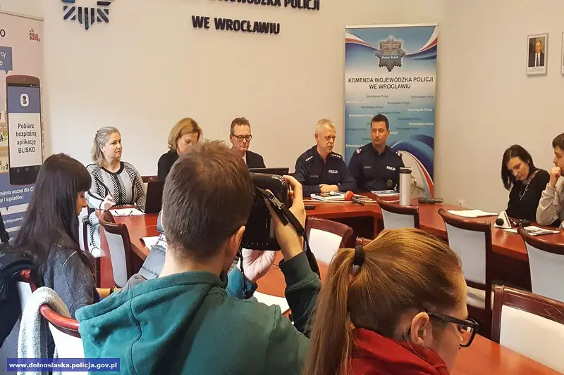 Policyjne ostrzeżenia dla mieszkańców na smartfony. Jest apka BLISKO!