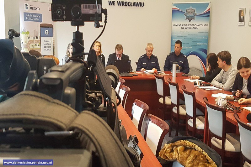 Policyjne ostrzeżenia dla mieszkańców na smartfony. Jest apka BLISKO!