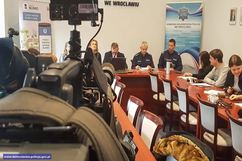 Policyjne ostrzeżenia dla mieszkańców na smartfony. Jest apka BLISKO!