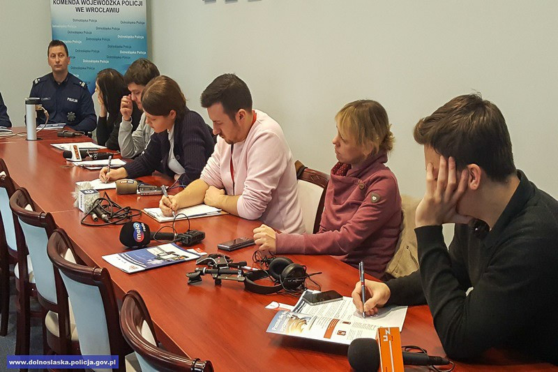 Policyjne ostrzeżenia dla mieszkańców na smartfony. Jest apka BLISKO!