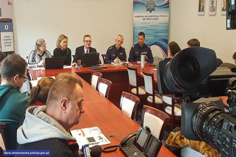 Policyjne ostrzeżenia dla mieszkańców na smartfony. Jest apka BLISKO!