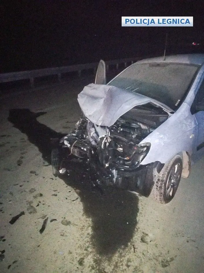 24-latek uciekał przed policją, spowodował wypadek. Mundurowi ciężko ranni. Jest areszt
