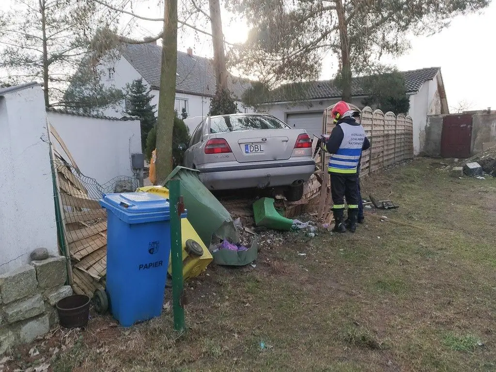 Łaziska: Volvo wypadło z drogi i staranowało ogrodzenie