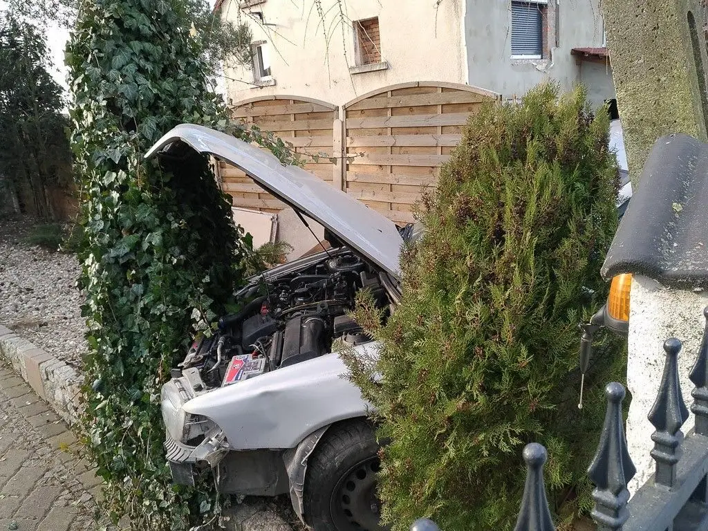 Łaziska: Volvo wypadło z drogi i staranowało ogrodzenie