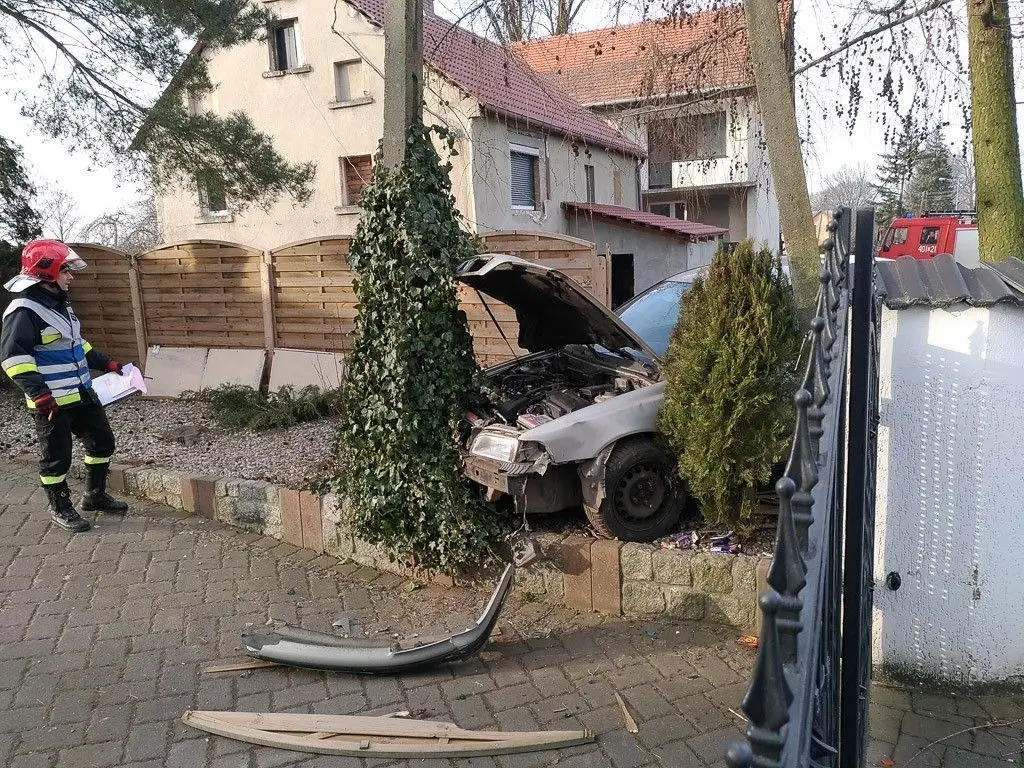 Łaziska: Volvo wypadło z drogi i staranowało ogrodzenie