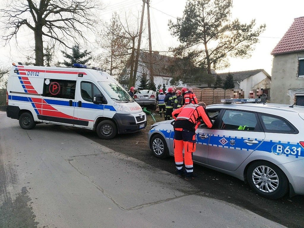 Volvo wypadło z drogi i staranowało ogrodzenie