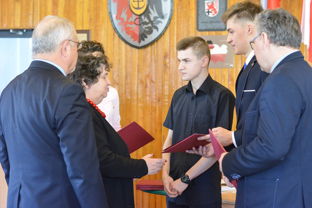 Pomagali przy Opłatku. Wolontariusze z powiatowych szkół uhonorowani