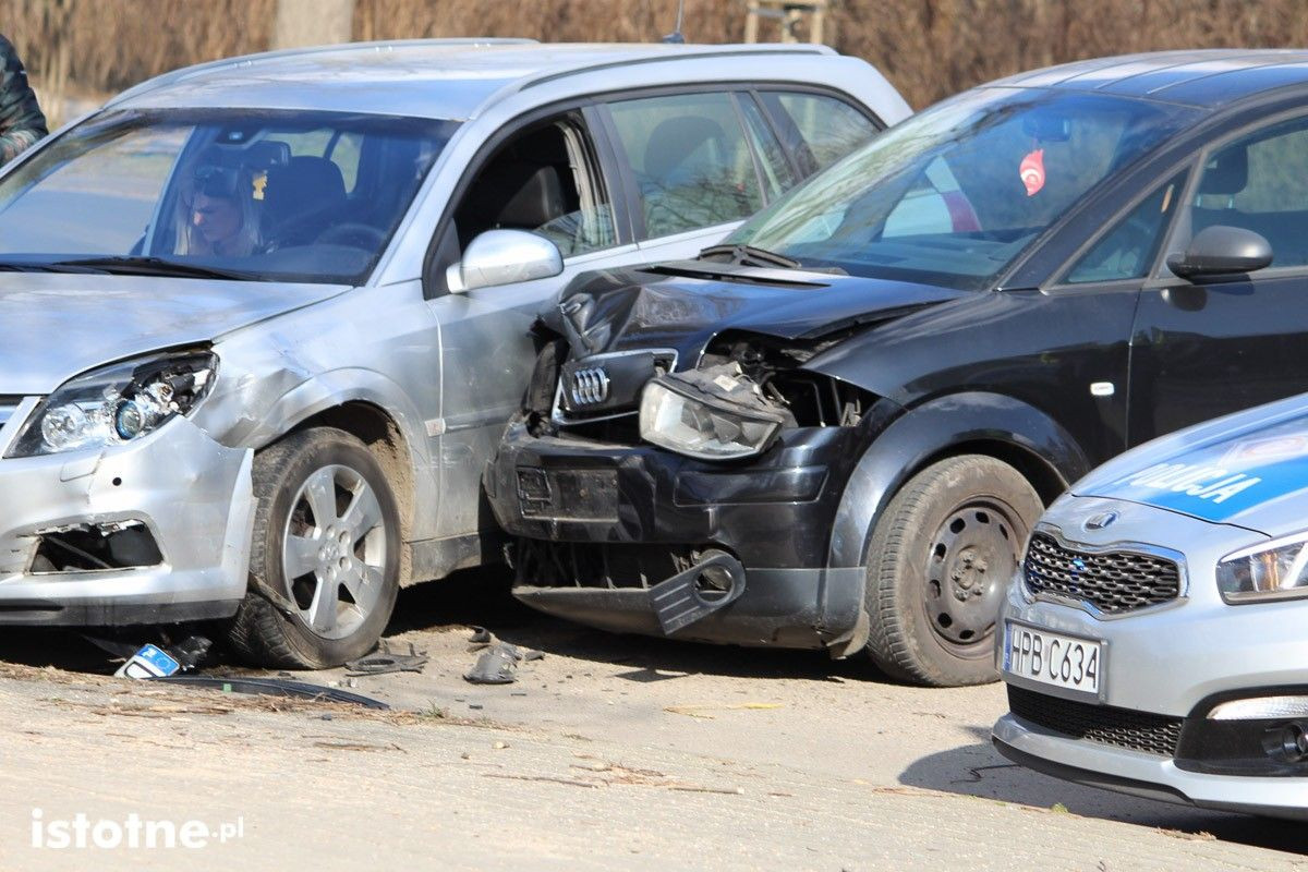 Wypadek koło stadionu, zderzyły się dwa auta