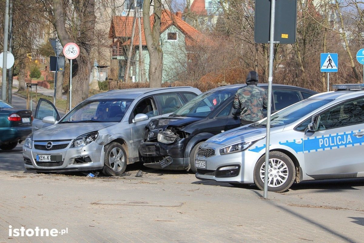 Wypadek koło stadionu, zderzyły się dwa auta