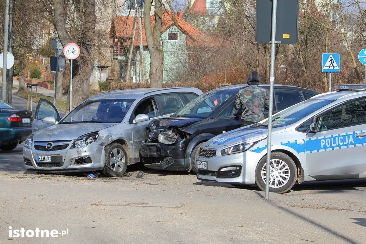 Wypadek koło stadionu, zderzyły się dwa auta