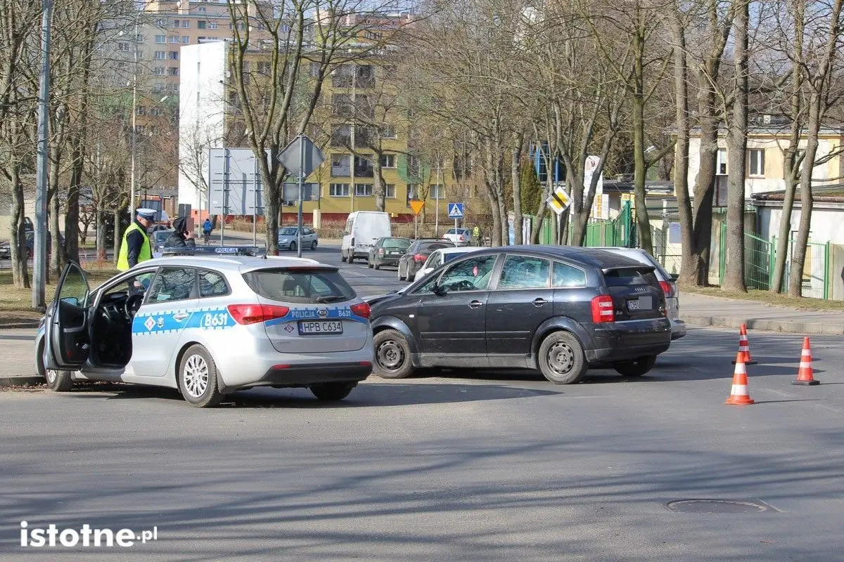 Wypadek koło stadionu, zderzyły się dwa auta